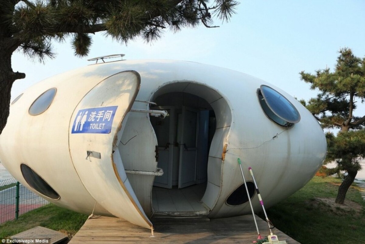 2e8e28e600000578-0-out_of_this_world_a_ufo_shaped_public_toilet_is_seen_at_a_scenic-a-22_1447846364707.jpg