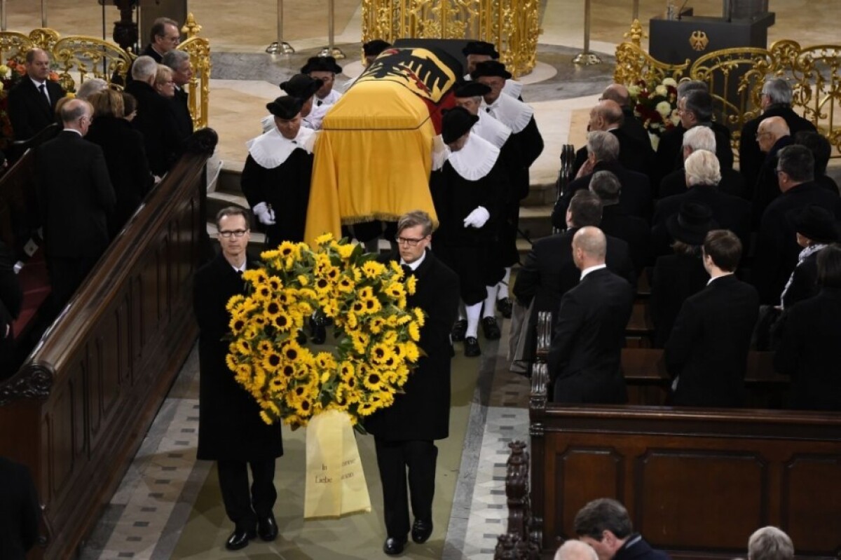 germany_schmidt_funeral_-a7967acbb54142c090edd185f88a656b.jpg