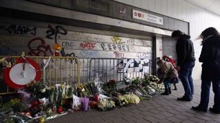 V Bruseli po útokoch spojazdnili stanicu metra, je z nej pietne miesto