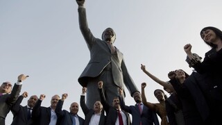 V Ramalláhu odhalili šesťmetrovú bronzovú sochu Nelsona Mandelu