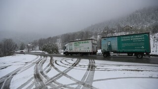 Na viacerých horských priechodoch sneží, cestári sú v teréne