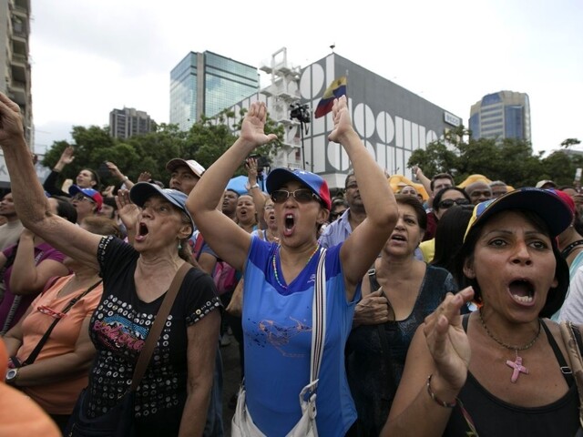 Dvojdenný pracovný týždeň i hlad. Venezuelu ochromuje kríza