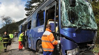 V Rajeckých Tepliciach skončil autobus v priekope, hlásia zranených