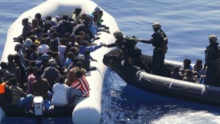Taliani prišli s novým návrhom, migrantov chcú registrovať už na mori