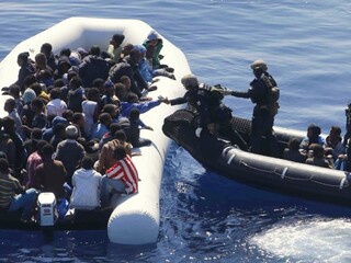 Taliani prišli s novým návrhom, migrantov chcú registrovať už na mori