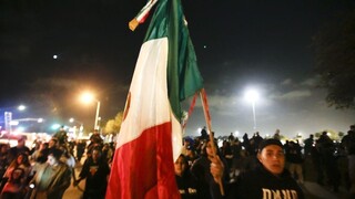 Protestom proti Trumpovej politike dominovala mexická vlajka
