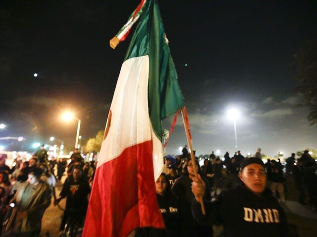 Protestom proti Trumpovej politike dominovala mexická vlajka