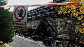 Trosky Juniora búrajú, na zhorenisku vyrastie nový hotel