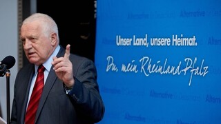 Klaus podporil nemeckú populistickú pravicu, polícia vo veľkom zatýkala