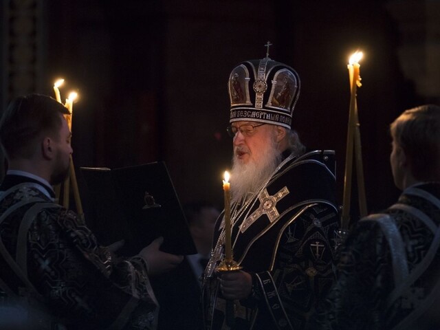 Patriarcha Kirill viedol v Moskve polnočnú veľkonočnú omšu