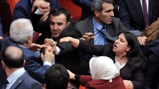 Sporný návrh zákona o odňatí imunity tureckým poslancom schválili