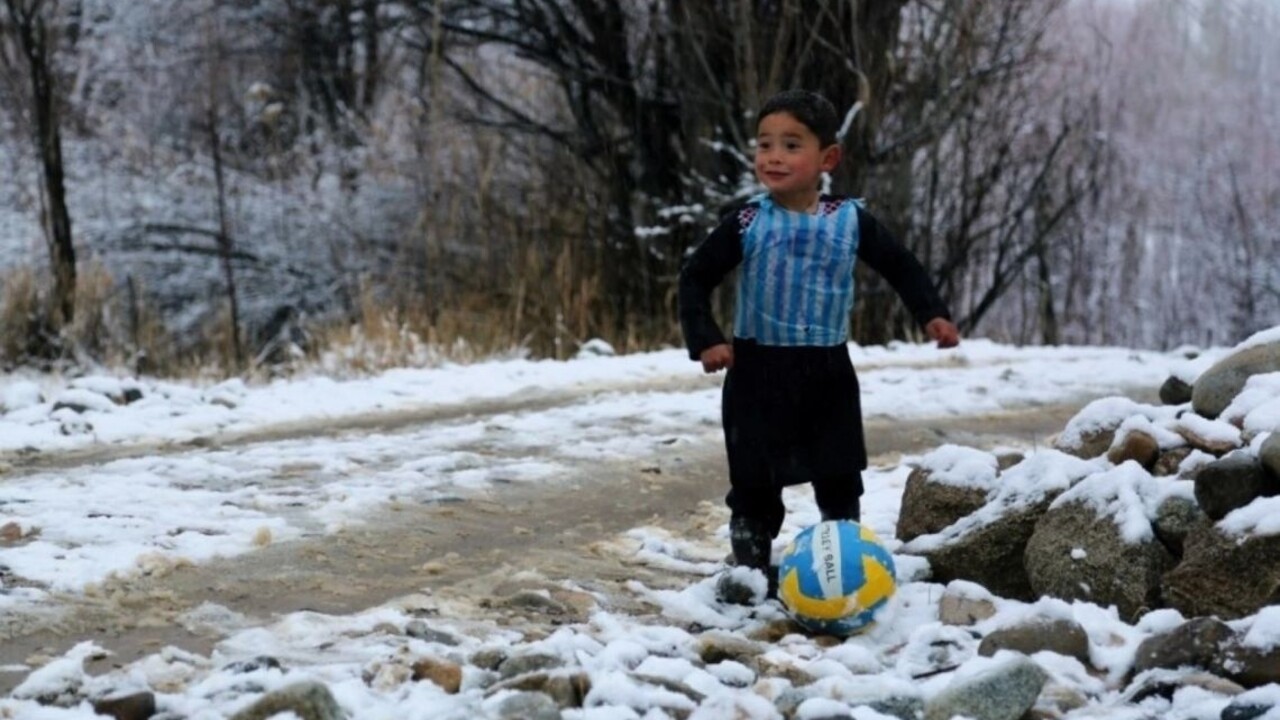 Chlapčeka s igelitkovým dresom Messiho vyhnali z Afganistanu
