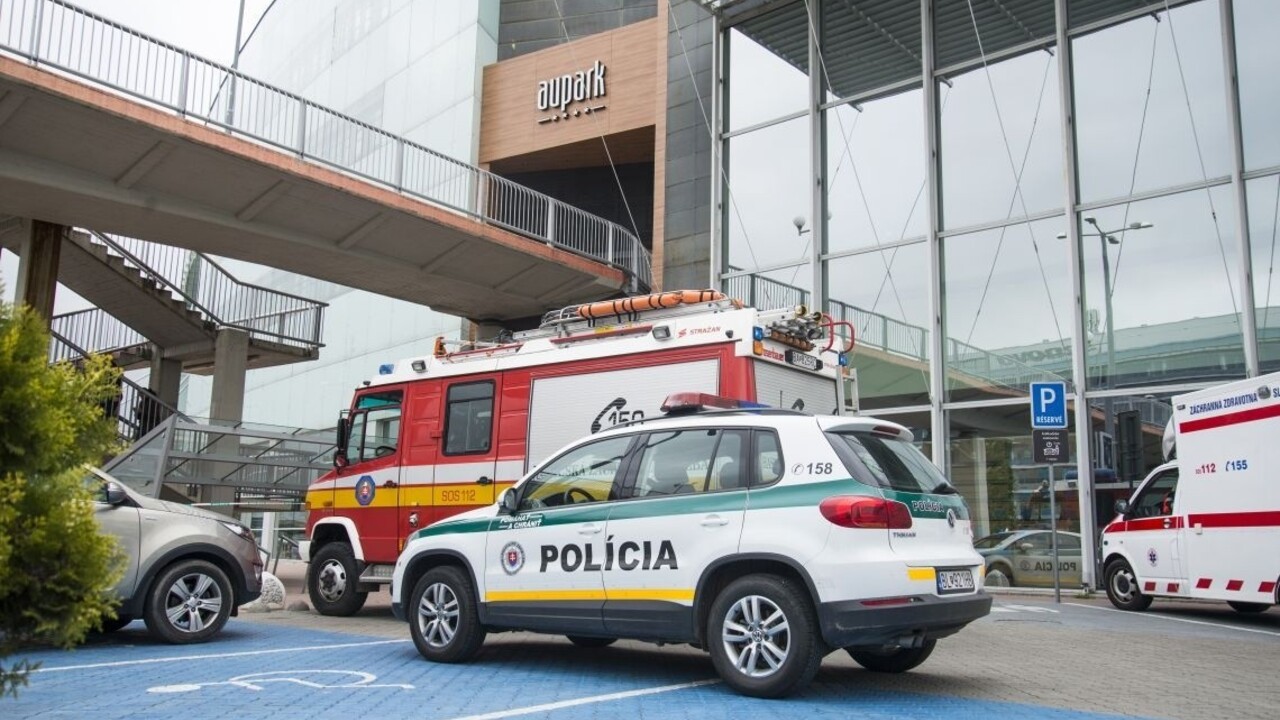 Policajti evakuovali obchodné centrá Aupark po celom Slovensku
