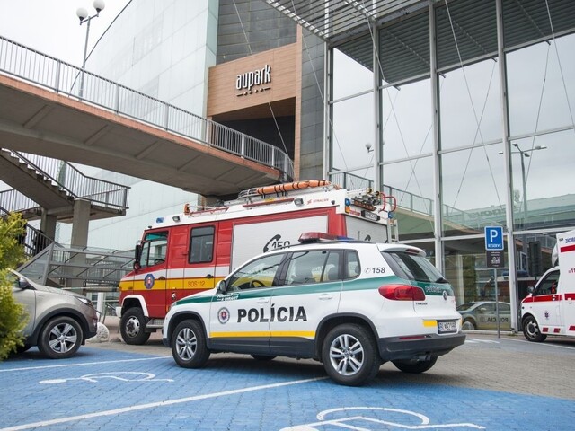 Policajti evakuovali obchodné centrá Aupark po celom Slovensku