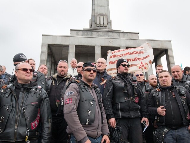 Noční vlci sa stretli v Bratislave, strážili ich desiatky policajtov