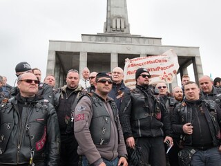 Noční vlci sa stretli v Bratislave, strážili ich desiatky policajtov