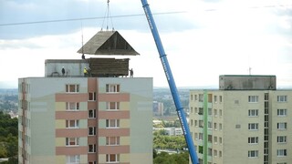 Zo strechy košického paneláka zmizli ikonické drevenice