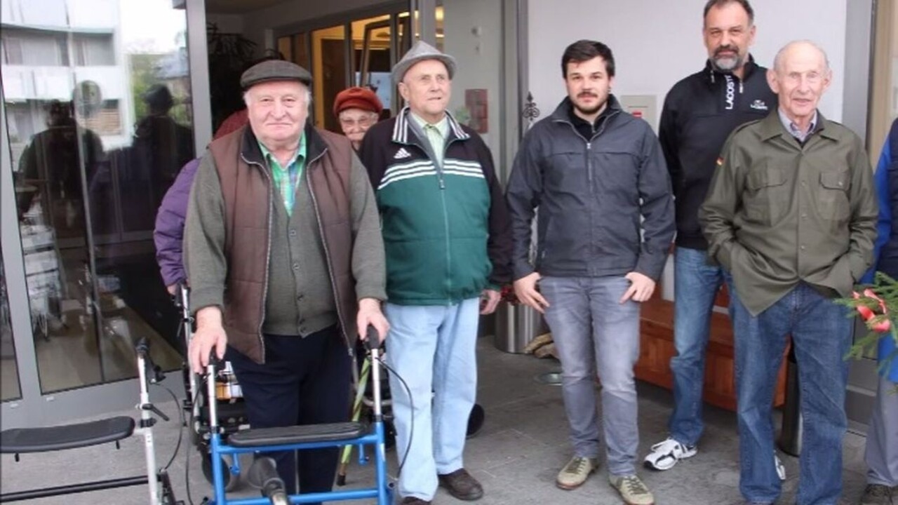 Dôchodcov nahnevali štamgasti z blízkej krčmy, ich video je hitom