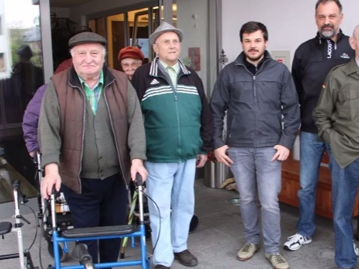 Dôchodcov nahnevali štamgasti z blízkej krčmy, ich video je hitom