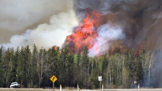 Obrovský požiar sa rýchlo šíri, oheň ohrozuje dodávky ropy z Kanady