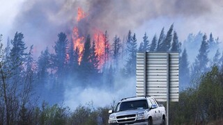 V boji proti mohutnému požiaru v Kanade začalo pomáhať počasie