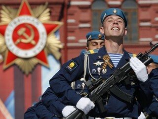 Rusi si pripomínajú víťazstvo vo vojne veľkolepou prehliadkou