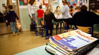 Vláda chce zrušiť monopol štátu na učebnice, učiteľom dá na výber