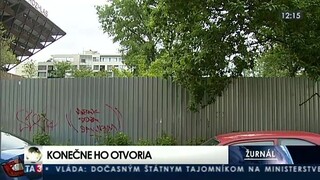 Oplotený bratislavský park pod obrátenou pyramídou znova ožije