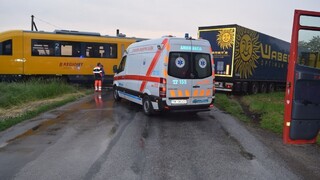 Vlak RegioJetu sa na priecestí zrazil s kamiónom, vodič neprežil