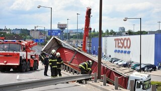 Kamión spadol z mosta, vodičovi poskytovali prvú pomoc
