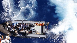 Talianska pobrežná stráž zachránila takmer 900 migrantov