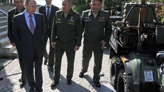 Putinovi predvádzali nové armádne auto, skončilo sa to blamážou
