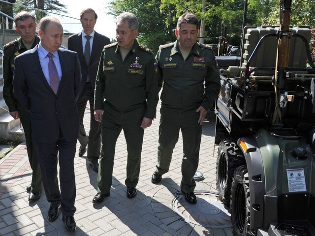 Putinovi predvádzali nové armádne auto, skončilo sa to blamážou