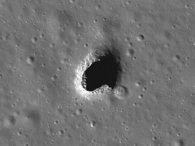 Cesta na Červenú planétu môže viesť cez podzemie nášho Mesiaca