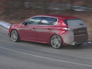 Mazda6 s pohonom 4x4 a Peugeot 308 GTi v rukách rely jazdca