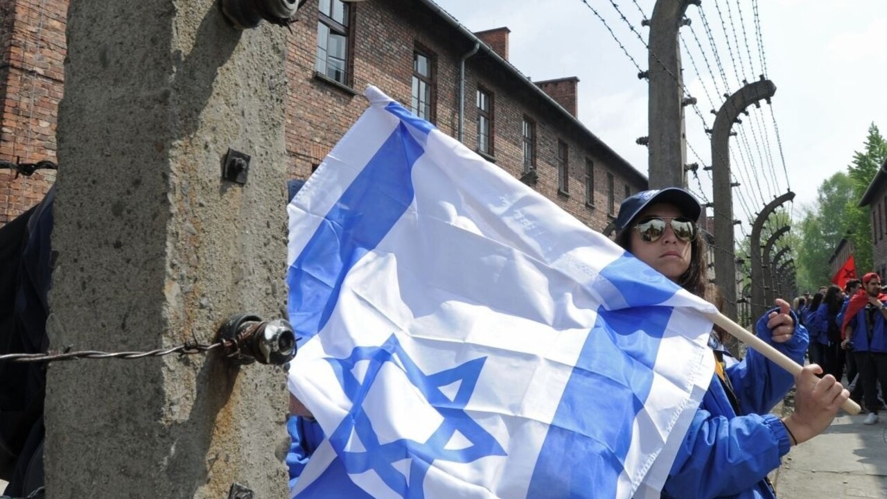 Irán holokaust popiera a vysmieva sa z neho, myslí si izraelský premiér