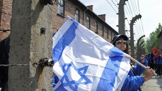 Irán holokaust popiera a vysmieva sa z neho, myslí si izraelský premiér