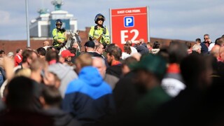 Evakuovali štadión Old Trafford, zasahovali pyrotechnici