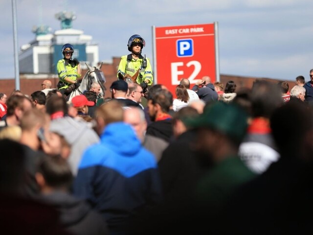 Evakuovali štadión Old Trafford, zasahovali pyrotechnici