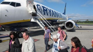 Cestujúcich na palube Ryanairu evakuovali, zľakli sa hádky