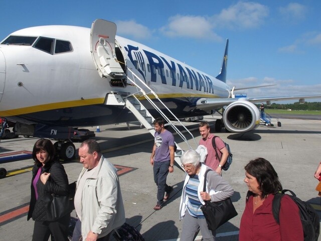 Cestujúcich na palube Ryanairu evakuovali, zľakli sa hádky