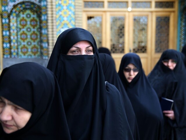 Irán stíha desiatky modeliek za fotografie s odhalenými vlasmi