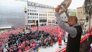 Guardiola sa rozlúčil titulom, Suárez strojcom osláv v Barcelone