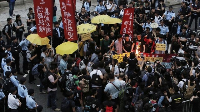 Hongkončania vyšli do ulíc, pobúrila ich návšteva čínskeho politika