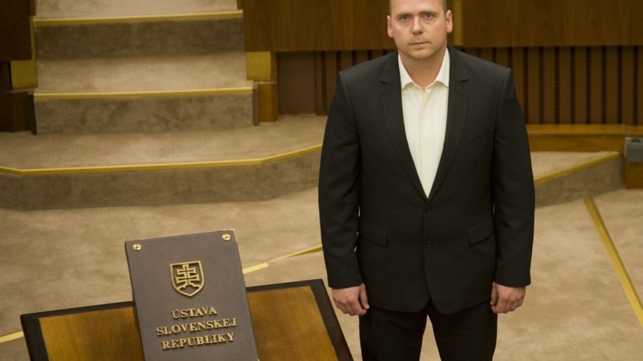 V parlamente pribudol nový poslanec, Ján Mora zložil sľub