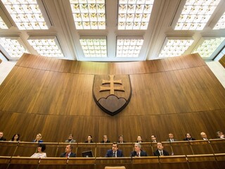 Parlament rieši alternatívu ku gastrolístkom či náhradu za sviatočnú prácu
