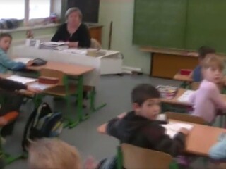 Súdny úradník, ktorý z triedy odvliekol prváka Marca, skončil