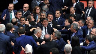 Turecký parlament schválil zrušenie imunity pre štvrtinu poslancov