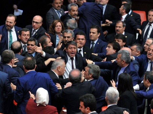 Turecký parlament schválil zrušenie imunity pre štvrtinu poslancov