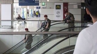 Bola na palube lietadla EgyptAir bomba? Vypočúvajú personál letiska